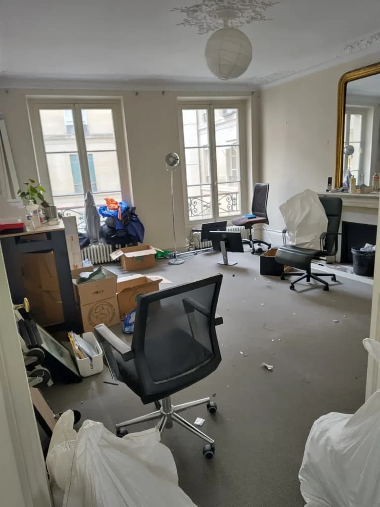 Bureau encombré avant le débarras