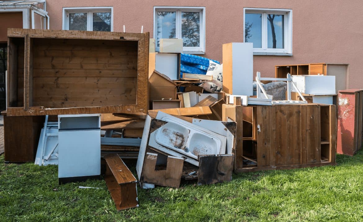 Équipe Débarras Proximité réalisant un vide maison complet