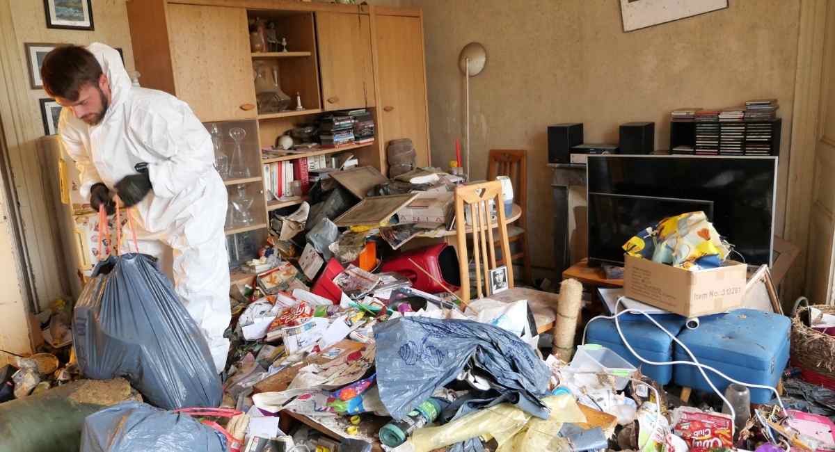 Équipe Débarras Proximité intervenant dans un logement encombré